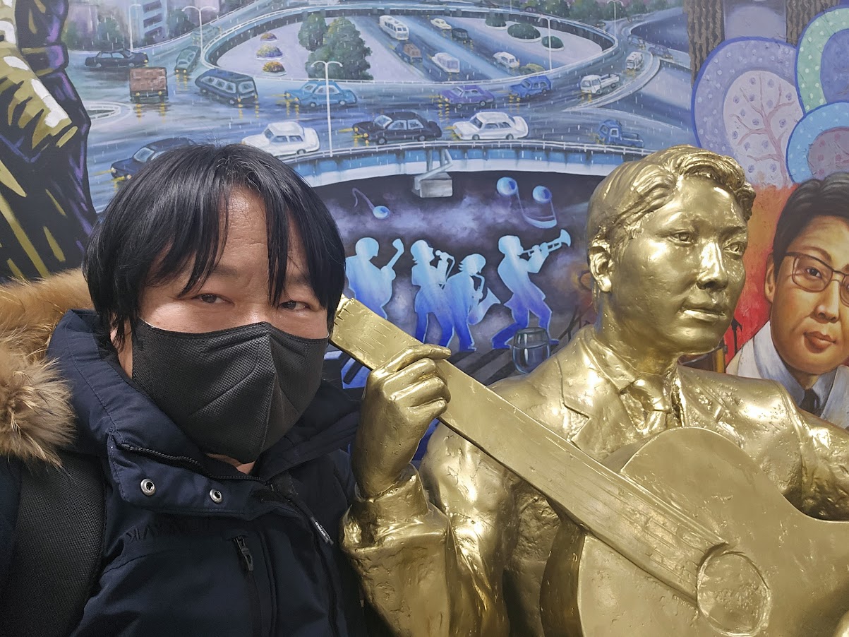 김광석 동상에서 